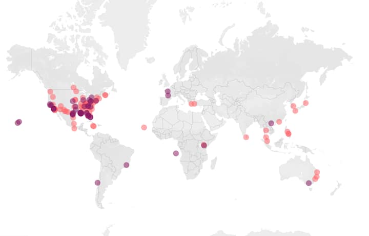 Mappa globale che evidenzia le città di tutto il mondo in cui le donazioni ricorrenti finanziano gli alloggi di emergenza di Airbnb.org per le comunità colpite.