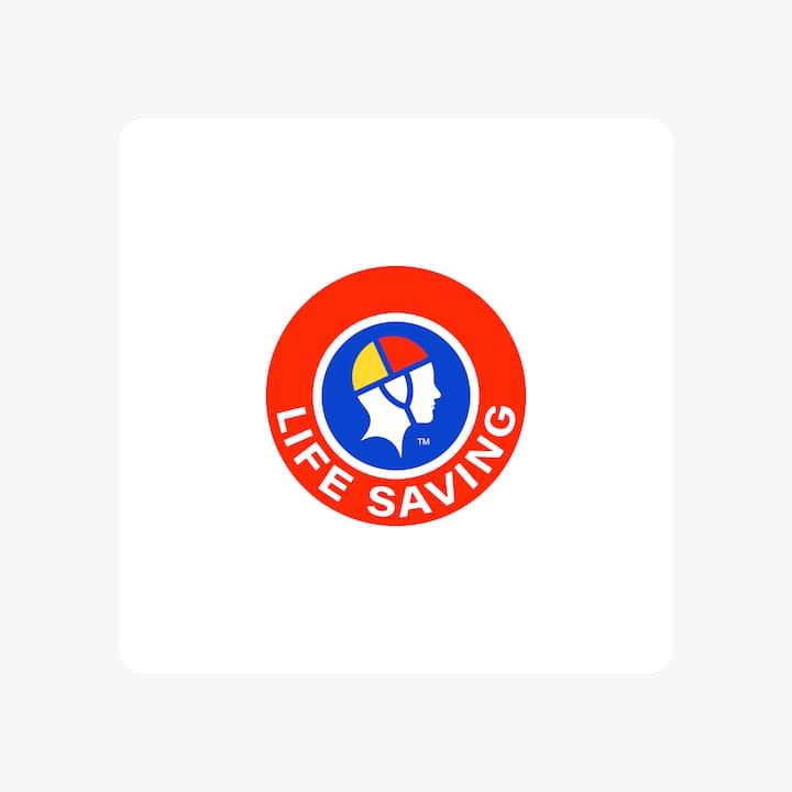 Logotipo de Surf Life Saving Australia que destaca la colaboración de Airbnb en materia de seguridad en verano.