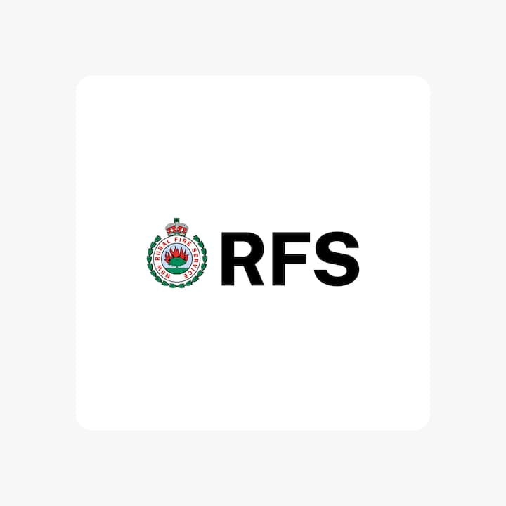 Logotipo del Servicio de Bomberos Rurales (RFS) de Nueva Gales del Sur, colaborador destacado para ofrecer consejos de seguridad para el verano.
