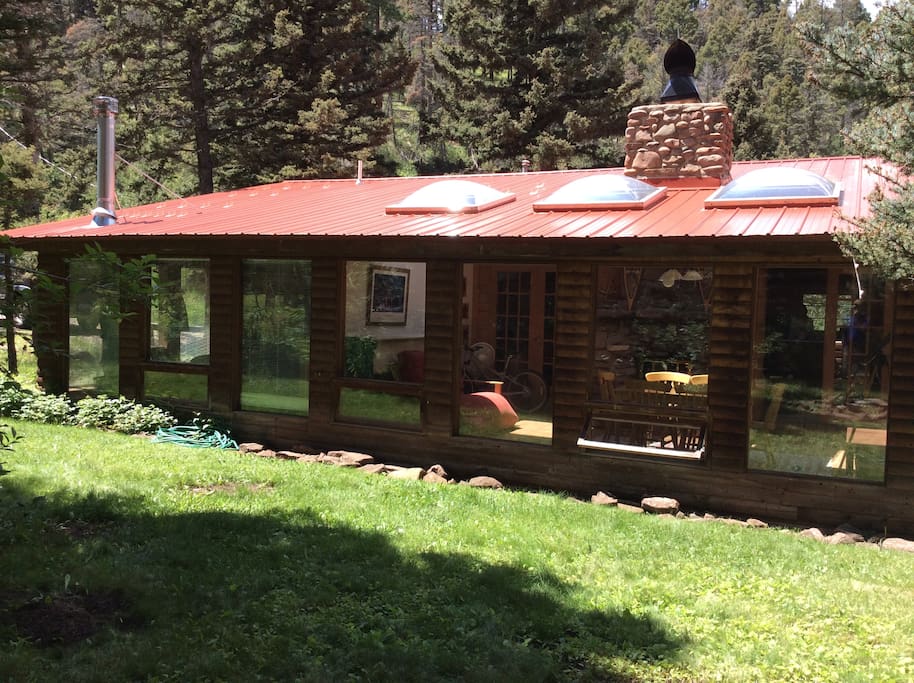 Sun room, extra sleeping for two on luxury cots
