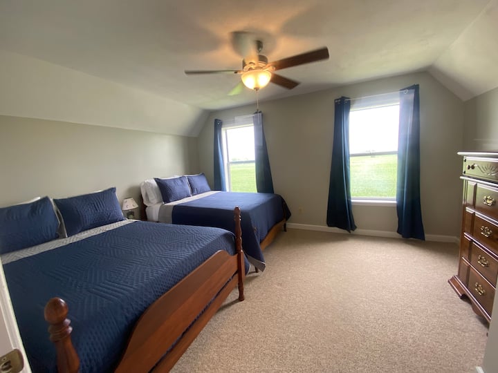 Dormitorio de arriba con dos camas de tamaño completo