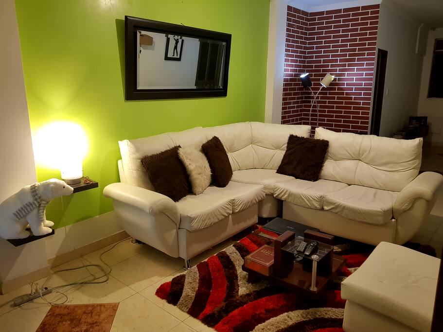 Esta es la sala...muy cómoda y con un TV de 60" con televisión por cable
