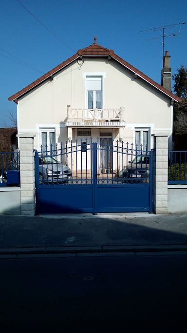 stationnement devant la maison pour 1 véhicule