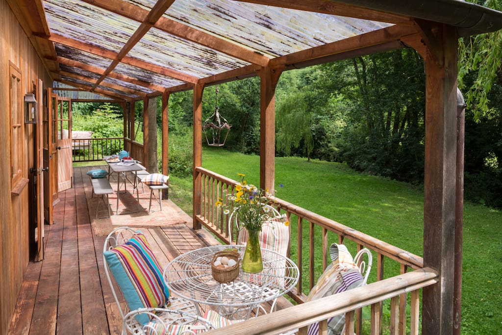 Relax, breakfast, long lunch or supper on the deck?