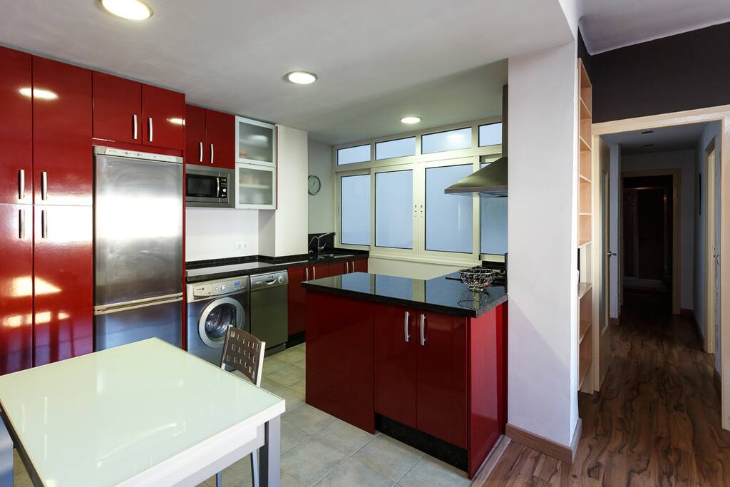 Cocina y mesa comedor