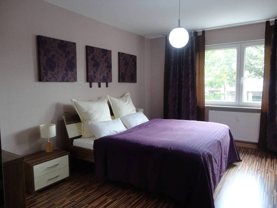 Schlafzimmer mit Doppelbett und Schrank