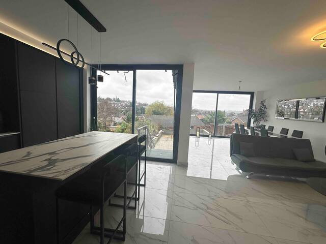 Luxurious & Elegant 6-Bed House gallery image 4