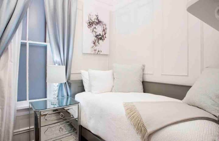 غرفة النوم الثانية.
سرير كامل الحجم. مرتبة بغطاء علوي. تلفزيون ذكي.