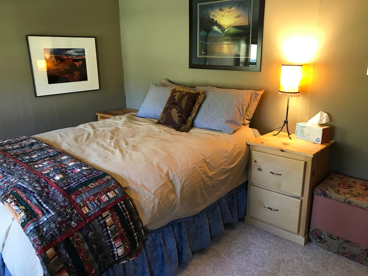 ห้องนอนใหญ่ (เพิ่งปรับปรุงด้วยเตียงคิงไซส์ใหม่แสดงเตียงควีนไซส์เก่า) มีผ้าห่มและหมอนเพิ่มอีกมากมายสำหรับคืนที่อากาศเย็นสบาย 