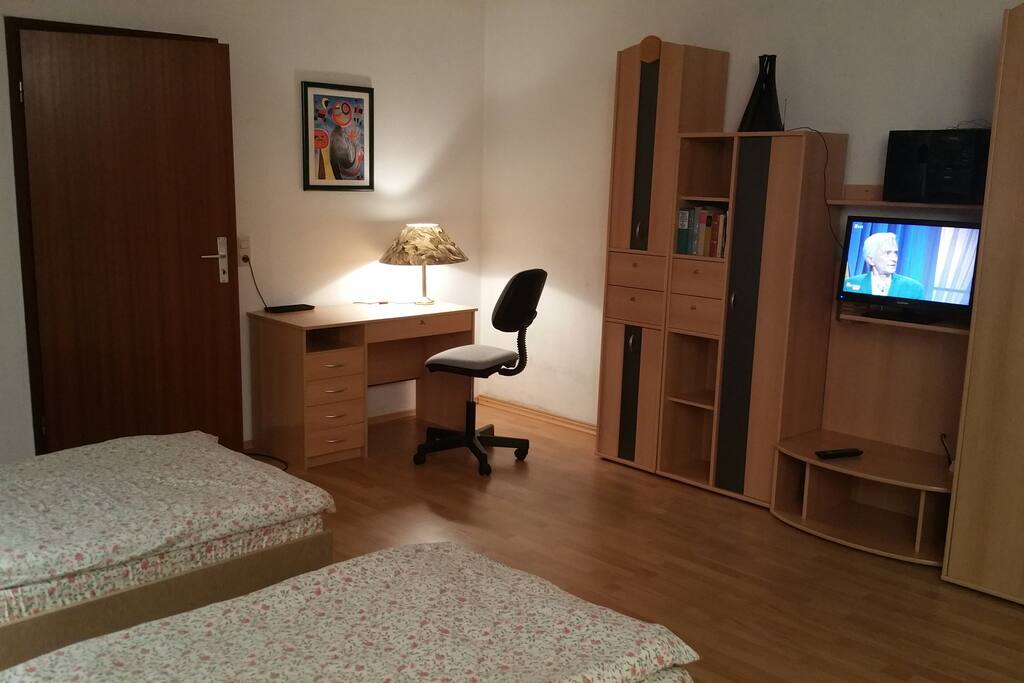 Blick auf TV und Schreibtisch im Zimmer