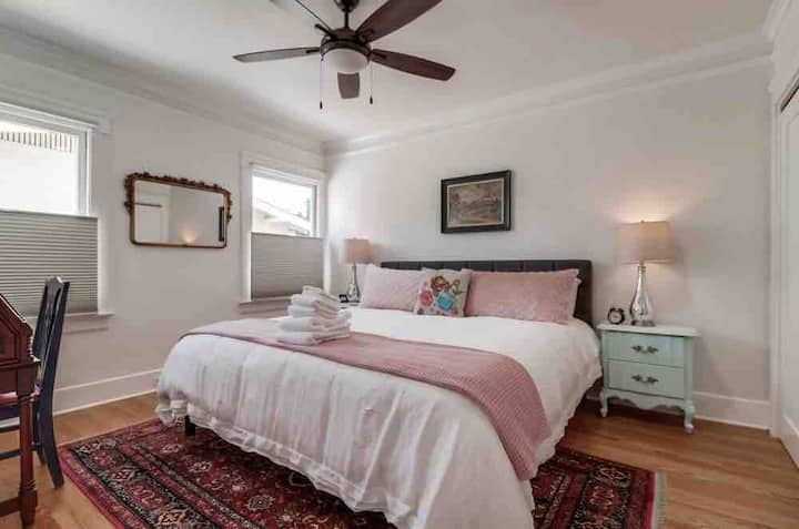 غرفة نوم 1 بسرير كينج وخزانة ملابس كبيرة وتلفزيون روكو.  ظلال تعتيم على النوافذ. 