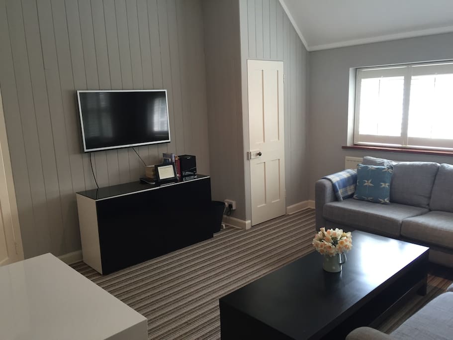 Spacious, comfortable sitting room with Freesat TV.