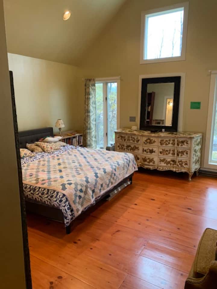 ห้องนอน #1 - ห้องนอนใหญ่พร้อมเตียงคิงไซส์และอ่างอาบน้ำในตัวและตู้เสื้อผ้าแบบเดินเข้าได้