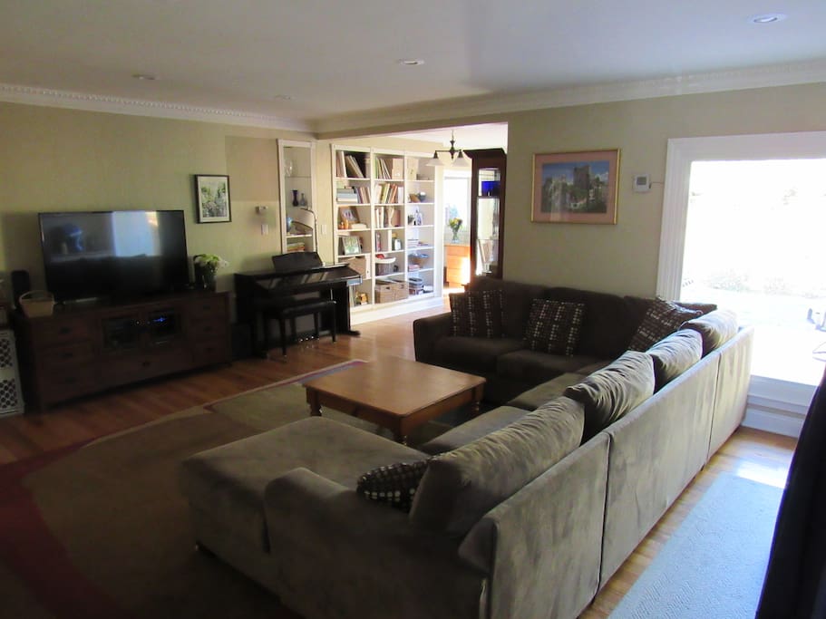 Spacious living room - TV with DirecTV, Netflix, Hulu, surround speakers