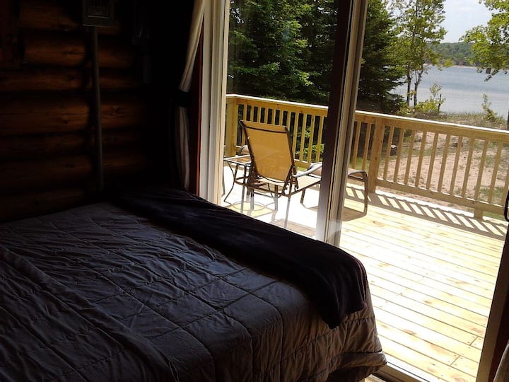 ห้องนอนใหญ่พร้อมเตียงควีนไซส์และวิว