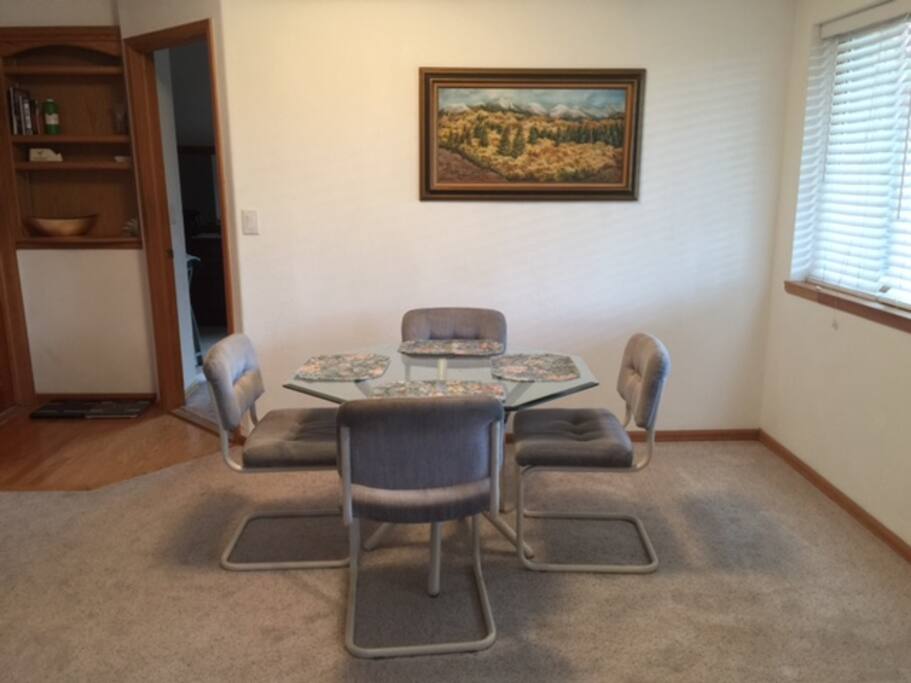 Dining area off kitchenette