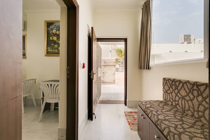 Tasteful Upscale Apartment, Vasant Kunj - Yeni Delhi