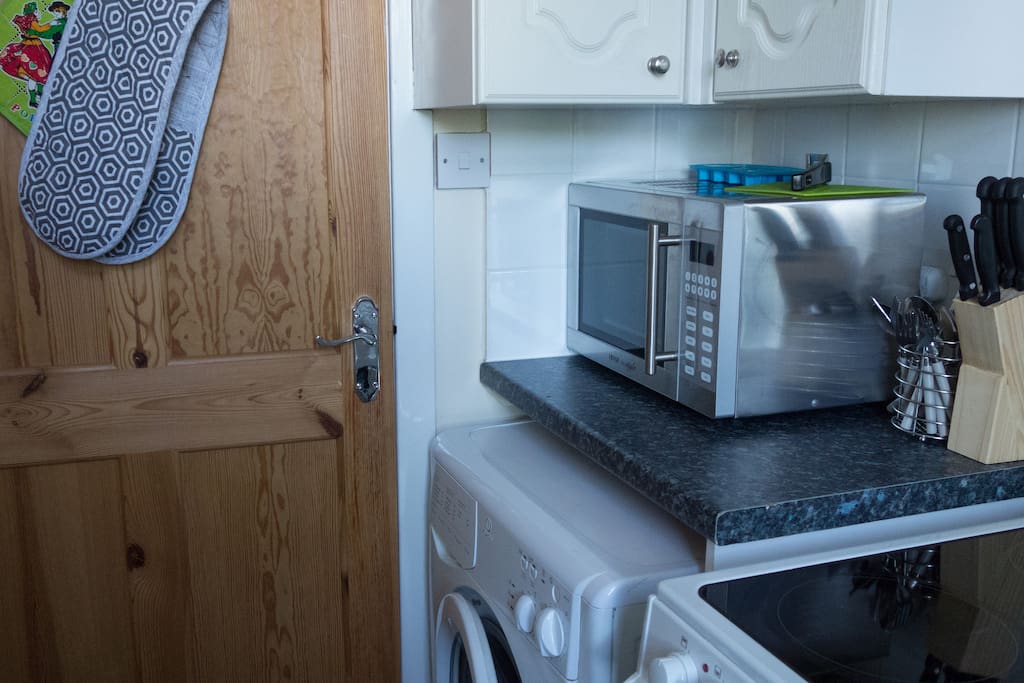 Fully fitted kitchen with microwave, washing machine/cooker