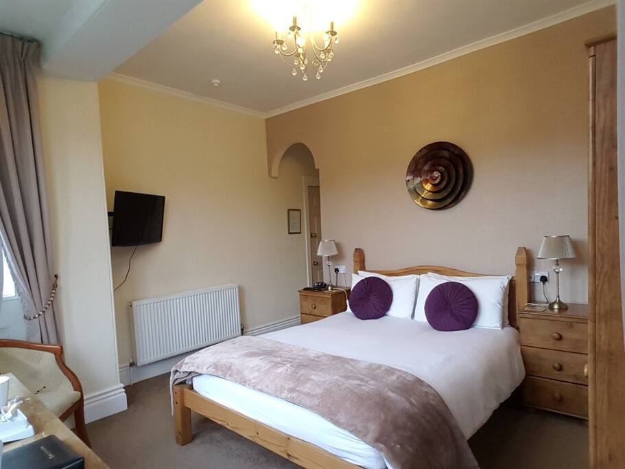 Bedroom 4 - Luxury Kingsize Ensuite overlooking Torwood Gardens with a side sea view