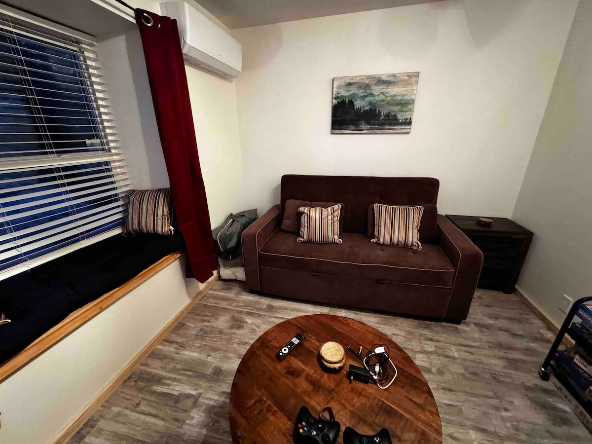 Spálňa/herňa č.3 s vysúvacou novou posteľou Serta Sleeper v plnej veľkosti a čitateľským kútikom. 