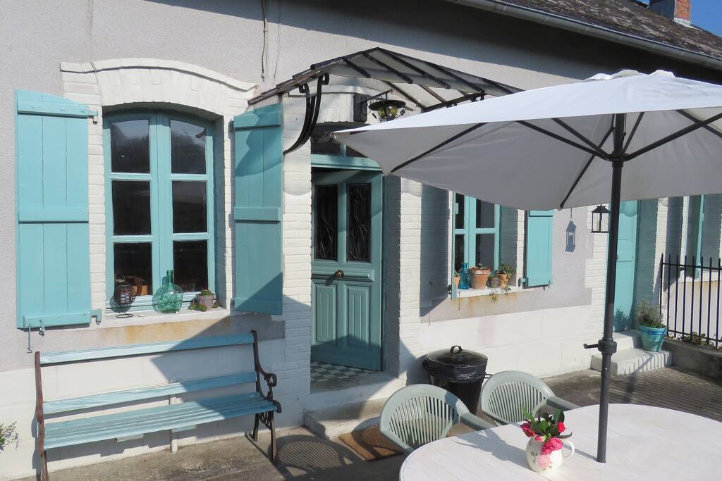 The front of the cottage, on a nice day this is a sun trap. On the left hand side you will find a small barn where you will find wood and a BBQ for your use.Opposite the cottage there is another fenced garden with picknick table with lovely views over the river Vezere.