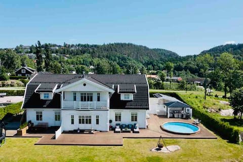 Cheerful villa with outdoor single swimming pool