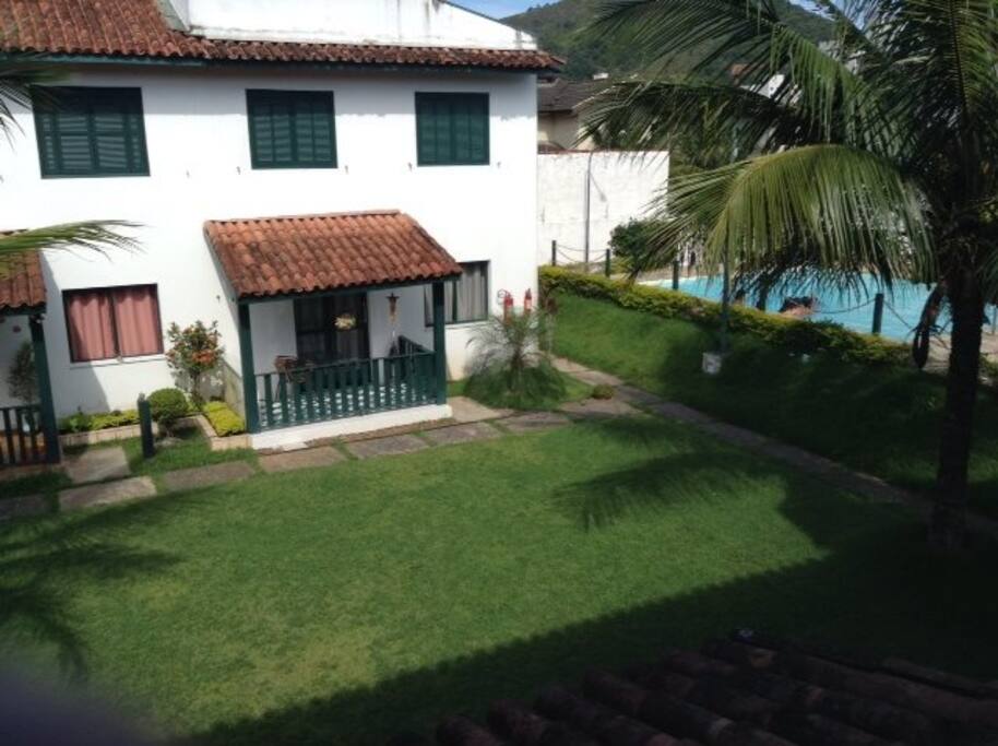 Vista de um dos quartos com a piscina ao fundo.