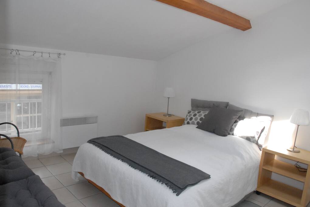 chambre séparée avec lit de 140, fenêtre et velux