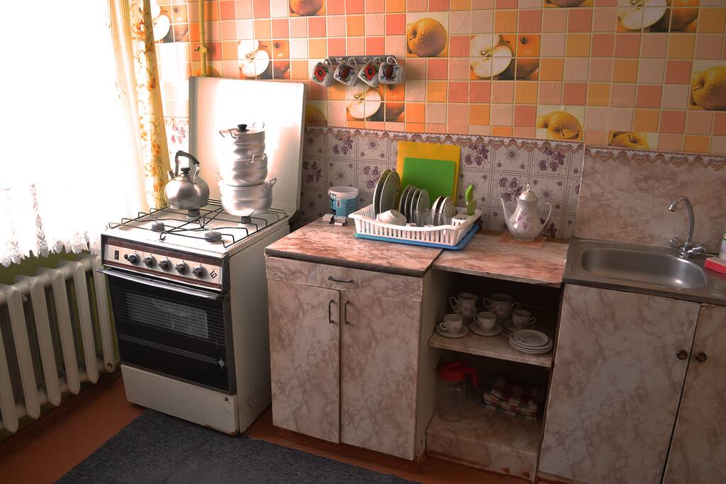Удобная кухня со всем необходимым для проживания.