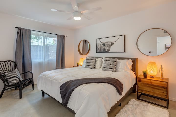 Decorazioni ispirate al deserto nella camera da letto 2, con letto matrimoniale grande. Un sacco di spazio in cabina armadio, TV a schermo piatto, pacchetto via cavo completo. Ventilatore a soffitto. Serratura per la privacy per porta. Tende oscuranti. 