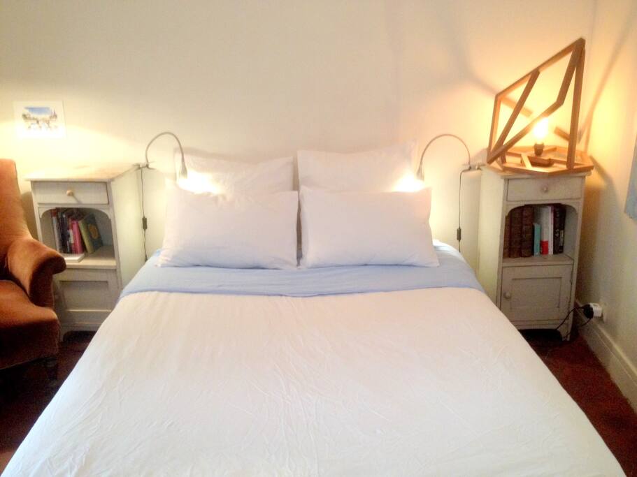 You have a nice double bed. Vous avez un lit double confortable.