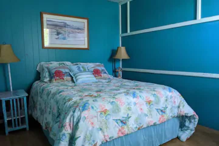 Teal Room-卧室四，全尺寸床