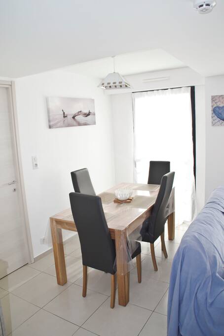 Salle à manger séjour avec table pour 4 personnes.
