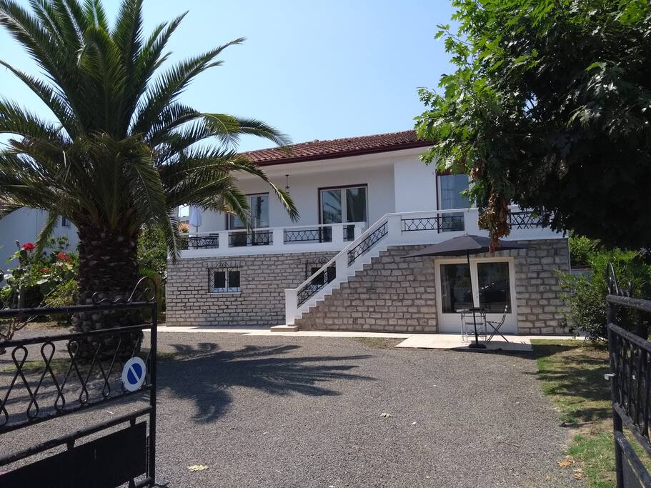 Extérieur, garage particulier à l'arrière de la maison, appartement en rez de chaussée situé à droite de la maison