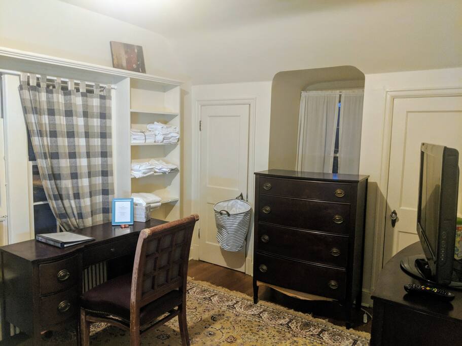 Spacious room with study-area and TV.