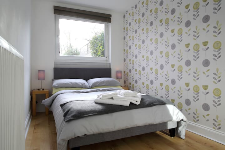 Lovely private room and ensuite near Holyrood Park