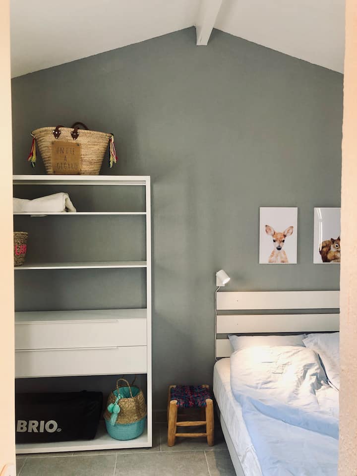 Dormitorio pequeño en el primer piso