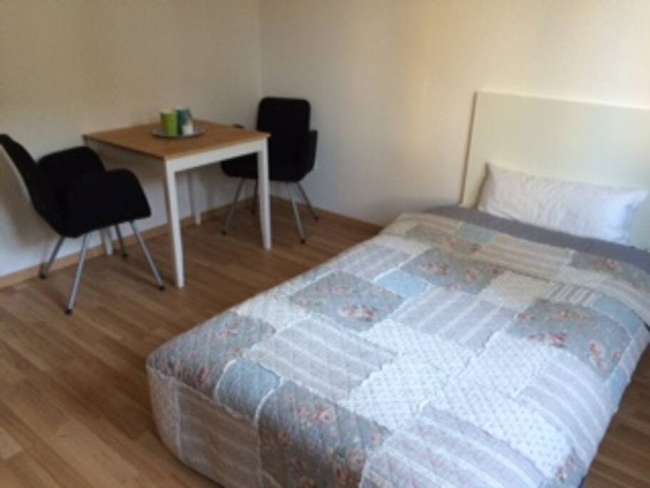 Wenn wir nur einen Gast erwarten, können wir auf Wunsch ein Bett herausnehmen.