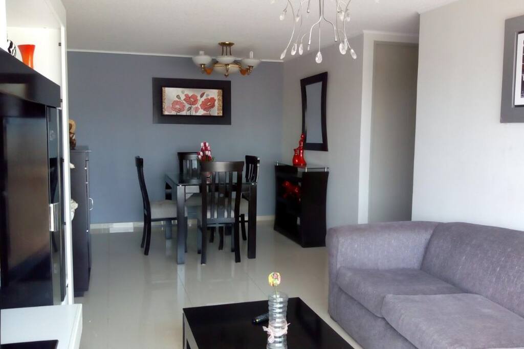 Sala : sofá de tres, mesa de centro.