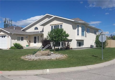 Spacious fully furnished home in Pincher Creek