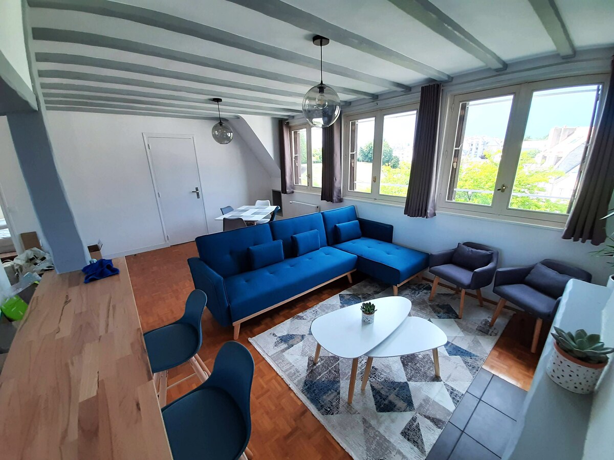 客厅配有电视、沙发床、6人桌、遮光窗帘