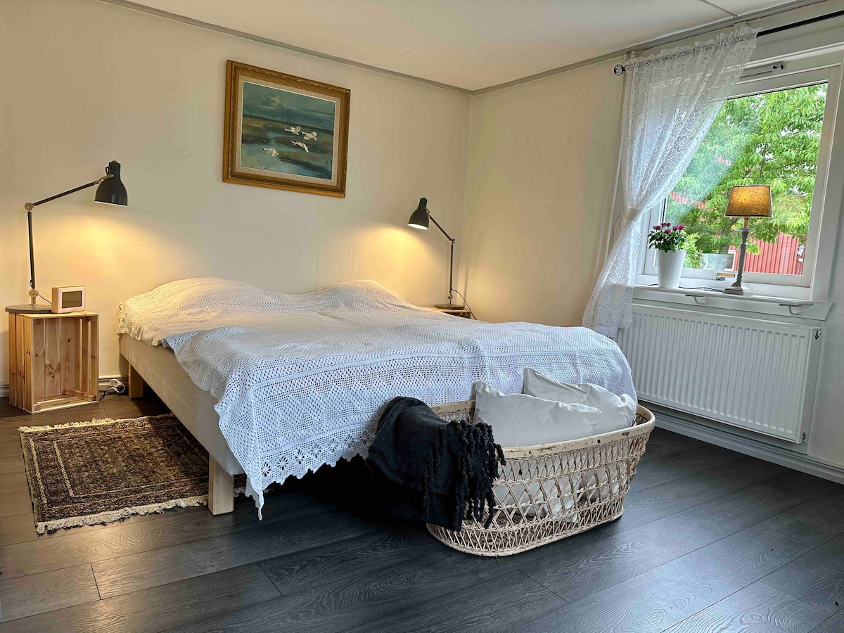 Chumba cha kulala kwenye ghorofa ya chini. Vitanda viwili vya sentimita 80 ambavyo vinaweza kuhamishwa ikiwa ungependa. 