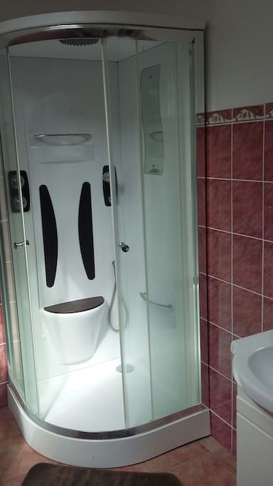 DOUCHE ET TOILETTE
TRÈS LUMINEUX