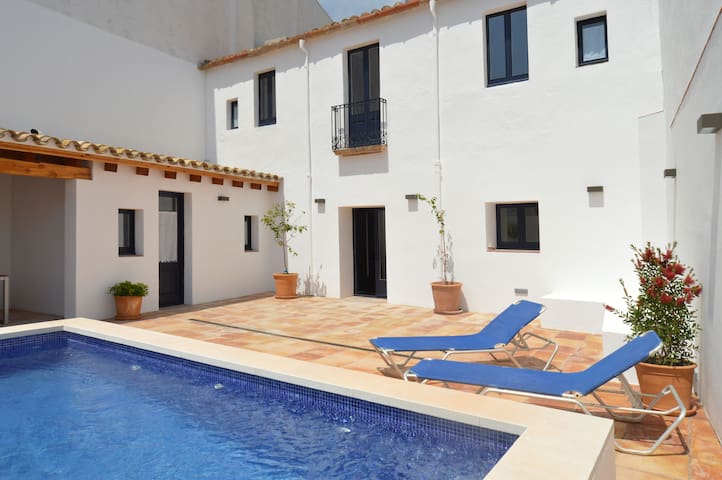 Única casa con piscina en la playa de Calella gallery image 3