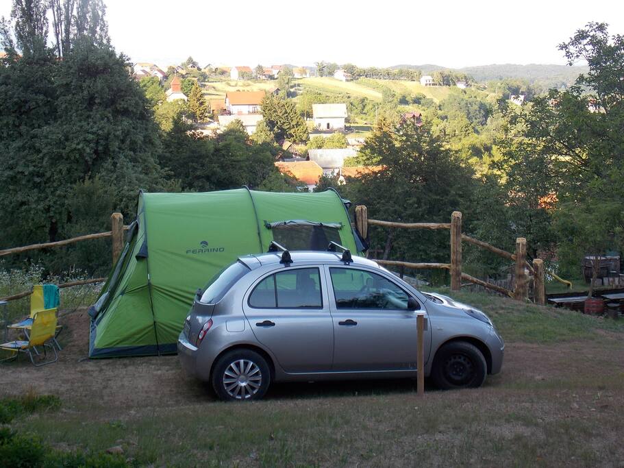 Pogled na kamp mjesto i pogled prema selu
