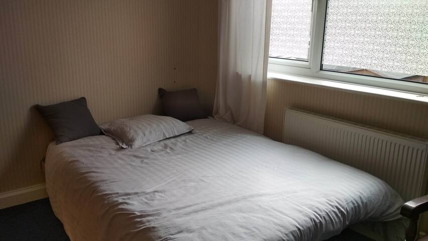 Bright and quiet double room with garden view