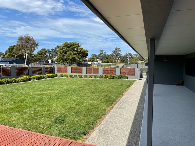 The Lodge – Modern Beach House sleeps 10 gallery image 3