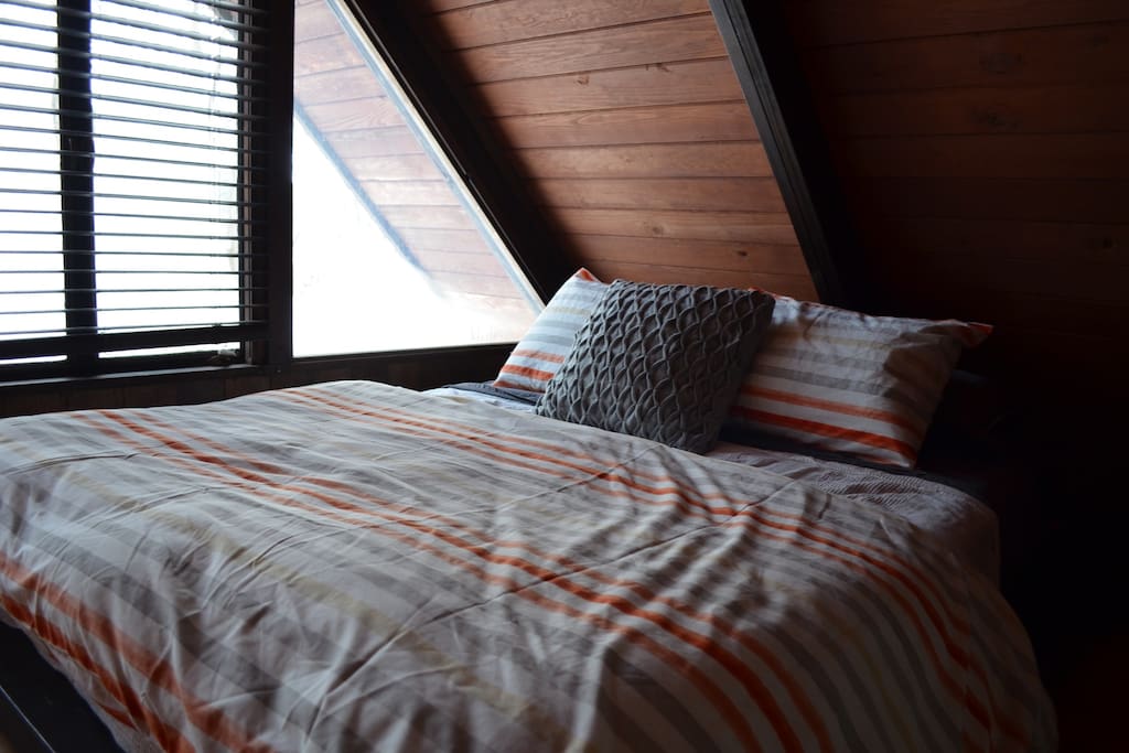 Loft bedroom - queen bed and aerial views of the river.