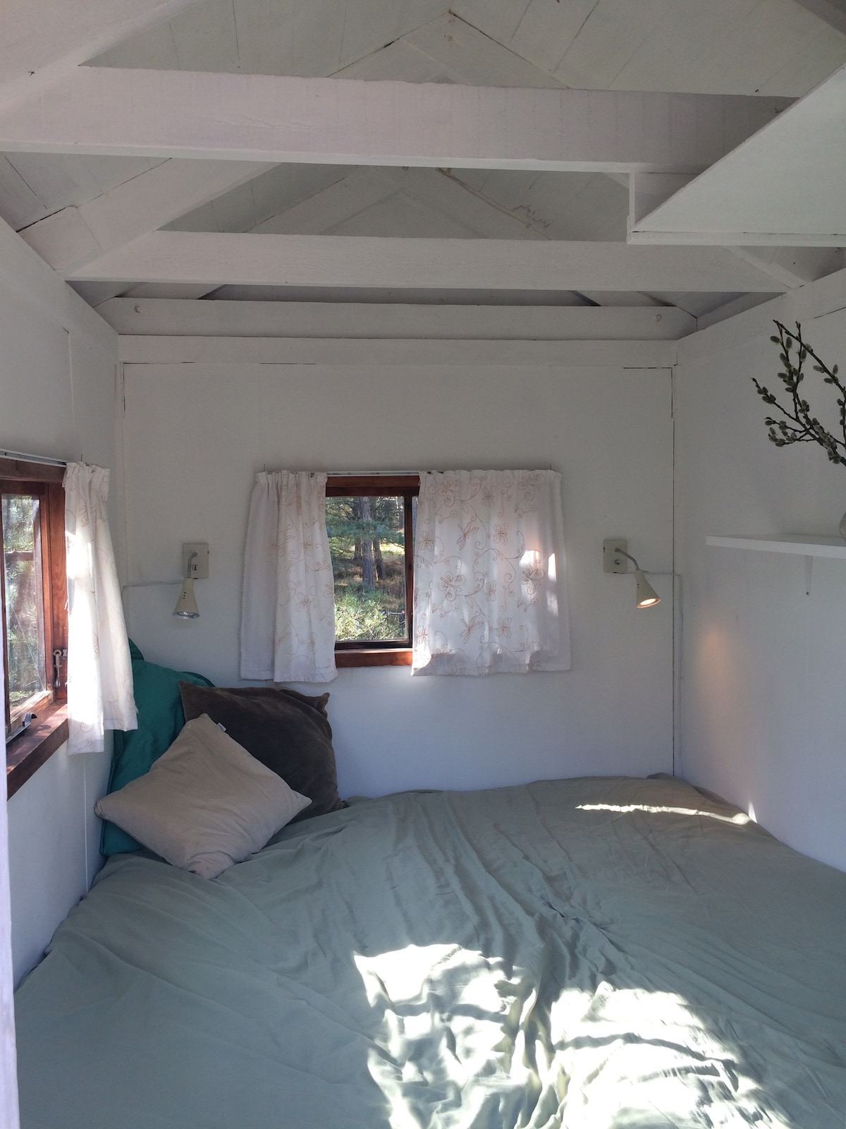 การตกแต่งภายใน “Lottehuset” เป็นเตียงขนาดใหญ่ตั้งแต่ผนังไปจนถึงผนัง