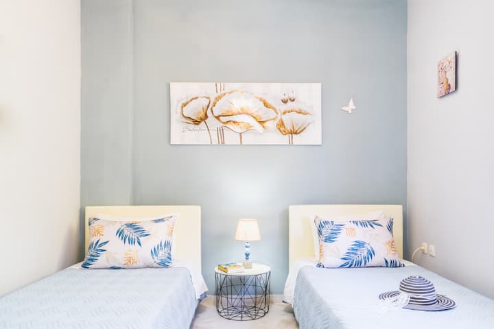 חדר שינה זוגי מלא באלמנטים פרחוניים בקומת הקרקע.